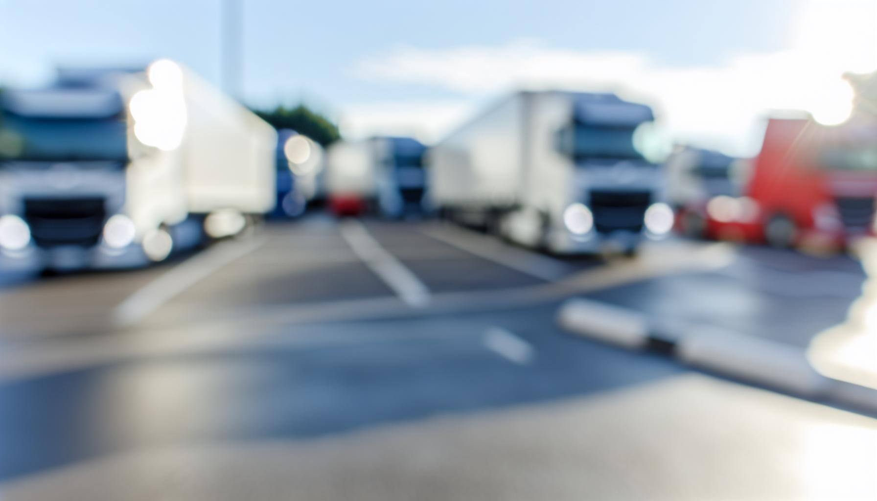 un estacionamiento de camiones de fondo pero difuminado y colores muy claros